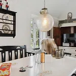 Stunning In With Kitchen בית נופש
