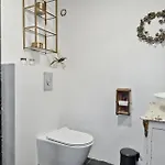Stunning In With Kitchen בית נופש *